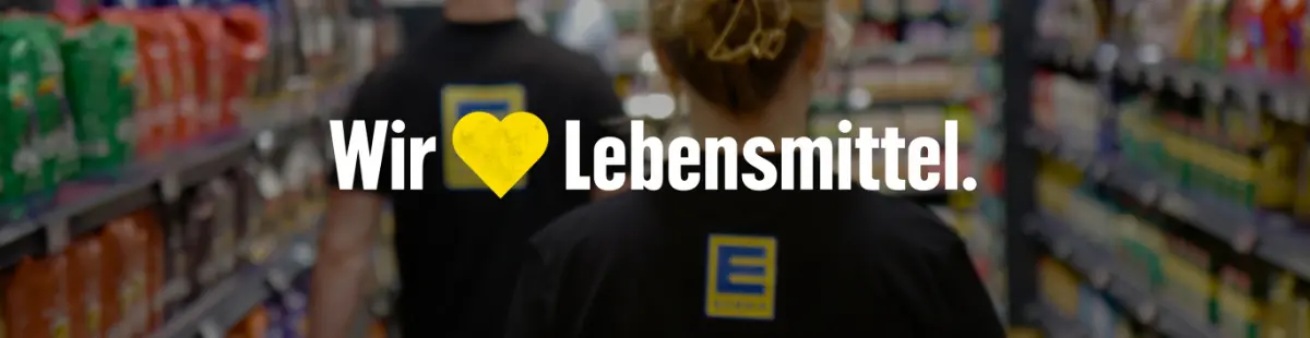 EDEKA-Lotz-Mitarbeitende im Marktgang mit dem Schriftzug Wir lieben Lebensmittel
